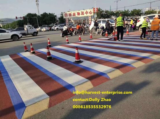 تسطيح ملون مضاد للانزلاق عند مفترق الطرق